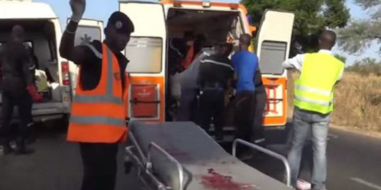 Grave accident de la route : Un Car fauche mortellement un jeune et sa maman, et fait 22 blessés à …