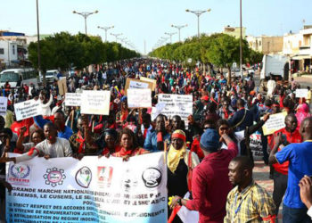 Les enseignants dénoncent une « hausse faramineuse » des impôts sur les salaires des 12 mois