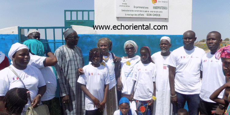 Tamba : Enda Jeunesse Action remet les clés d’un bloc sanitaire à l’école de Daybatou