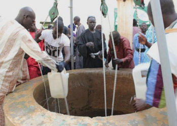 Une femme et son enfant tombent dans un puits de quarante mètres…