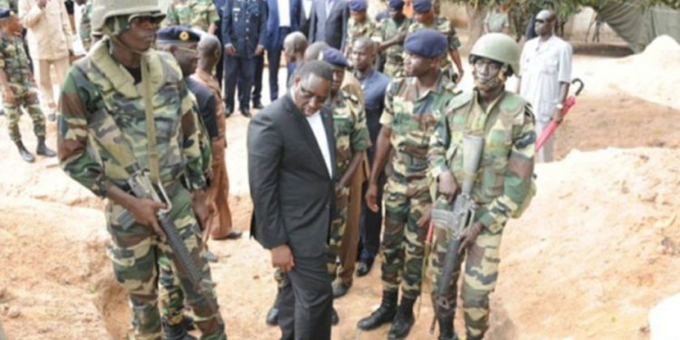 Macky Sall rallonge l’âge du départ à la retraite des militaires, des généraux aux hommes du rang