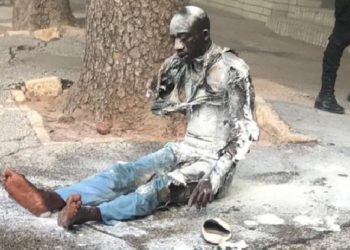 Urgent – Un handicapé s’immole devant le Palais…