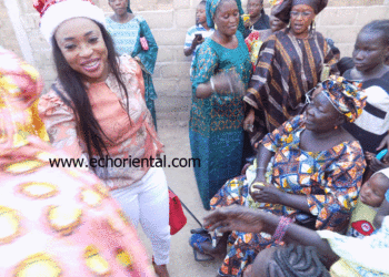 Koussanar : Déo Cissé remet des ustensiles de cuisine et un appui financier aux femmes