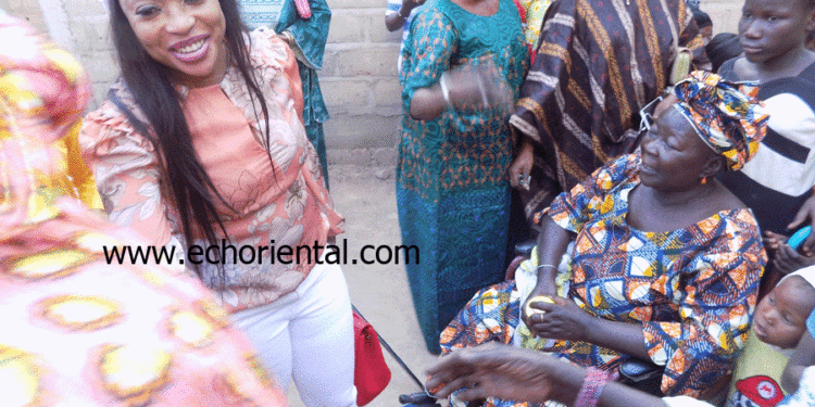 Koussanar : Déo Cissé remet des ustensiles de cuisine et un appui financier aux femmes