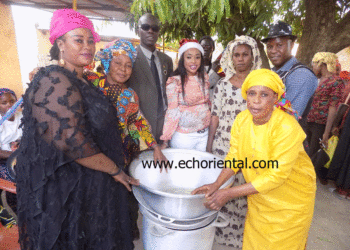 Koussanar : Déo Cissé remet des ustensiles de cuisine et un appui financier aux femmes