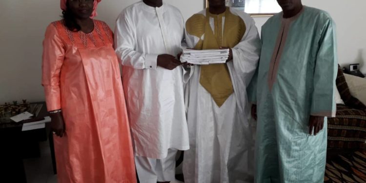 Parrainage : Thierno Arabiyou Diallo de « Macky E Keewal » remet plus de 10.000 signatures à Macky Sall