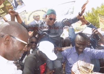 Meeting BBY : Photo du jour, Mamadou Oumar Sall porté par ses jeunes pour sa forte mobilisation