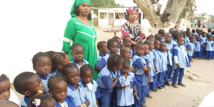 Levée des couleurs à la maternelle municipale de Tamba : Les autorités scolaires et militaires, satisfaites de la prestation des mômes.
