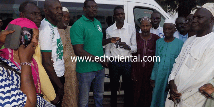 Tamba : Le ministre Sidiki Kaba offre un muni bus climatisé à Tamba Basket Club