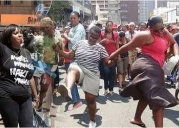 Kenya : Des femmes manifestent pour des hommes virils…