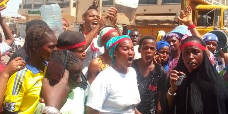 Tamba: Colère des Habitants du Plateau, le quartier est sans eau depuis plusieurs jours. Ils sont descendus dans les rues ce matin.