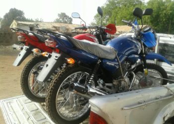 Koussanar : Le Maire Boubacar Bâ remet 2 motos neuves aux agents municipaux