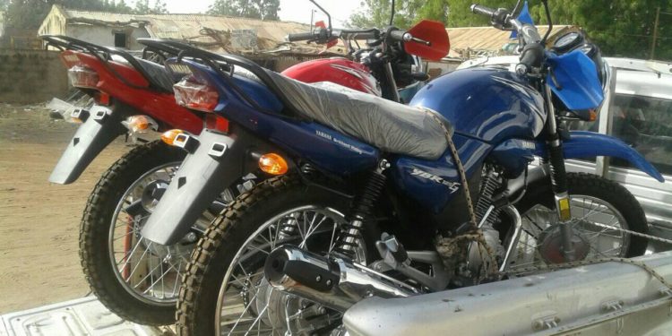 Koussanar : Le Maire Boubacar Bâ remet 2 motos neuves aux agents municipaux