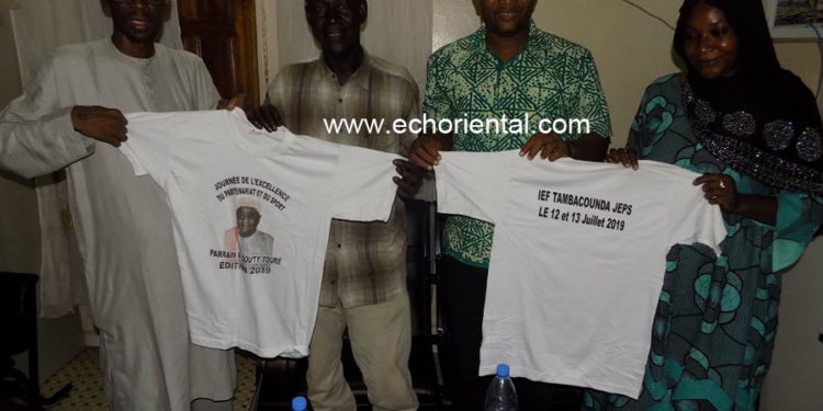 JEPS de Tamba : Le Parrain Souty Touré met 200 tee-shirts à la disposition du comité d’organisation pour la randonnée