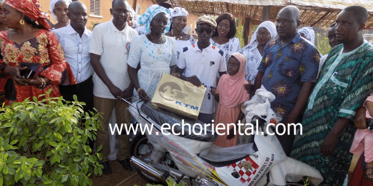 Tamba : Le jeune Mbaye, « volontaire » qui aide les élèves de l’école Adja Aida Mbaye à traverser la RN7, a été honoré par le gouvernement scolaire