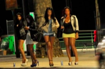 Insolite: Les populations de Saly Portudal chassent les maquisardes et autres filles de joie à coups de gourdins et cravaches…