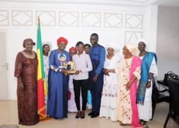 PAIX ET SÉCURITÉ : Mimi Touré distinguée Championne par le Groupe de Travail des Nations Unies en Afrique de l’Ouest