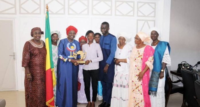 PAIX ET SÉCURITÉ : Mimi Touré distinguée Championne par le Groupe de Travail des Nations Unies en Afrique de l’Ouest