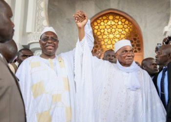 Massalikul Jinane : Main dans la main Wade quitte la mosquée à bord du véhicule de Macky