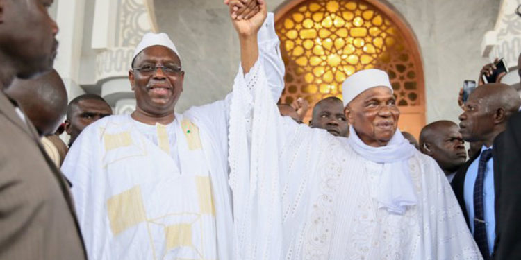 Massalikul Jinane : Main dans la main Wade quitte la mosquée à bord du véhicule de Macky