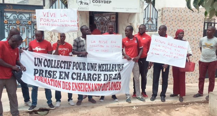 Sit-in du collectif des enseignants qui s’oppose à une suppression de leur mise en position de stage