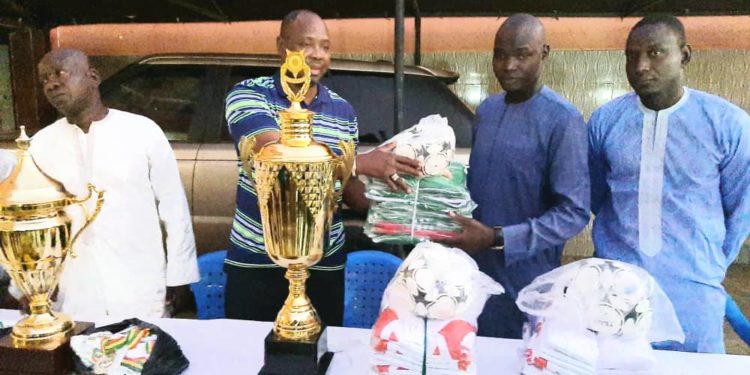 Finale de la zone 1/B de Tamba: Le parrain Lassana Kanté remet un important lot d&rsquo;équipements et invite les acteurs au fair-play.