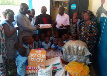 L’association Tambacounda de Reillanne octroie un important lot de denrées alimentaires à l’école maternelle municipale. Un réfectoire bientôt en construction.