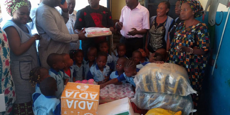 L’association Tambacounda de Reillanne octroie un important lot de denrées alimentaires à l’école maternelle municipale. Un réfectoire bientôt en construction.