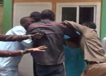 Un élève tabasse son professeur qui tentait de le sermonner