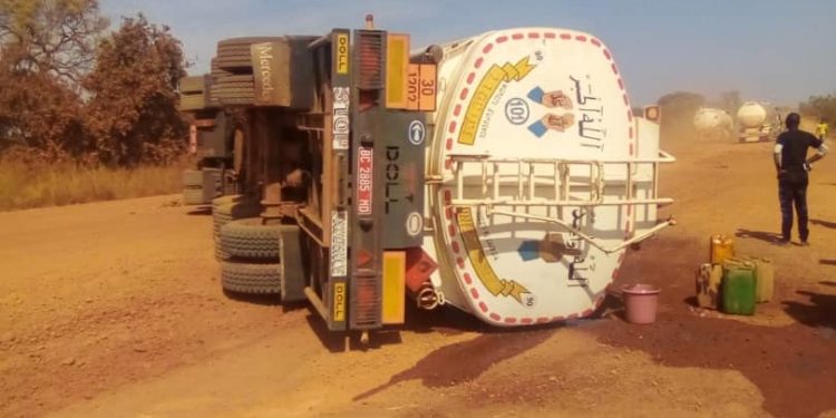 Accident sur la RN°1 : Un camion-citerne rempli de carburant, se renverse à Kothiary et a fait un blessé