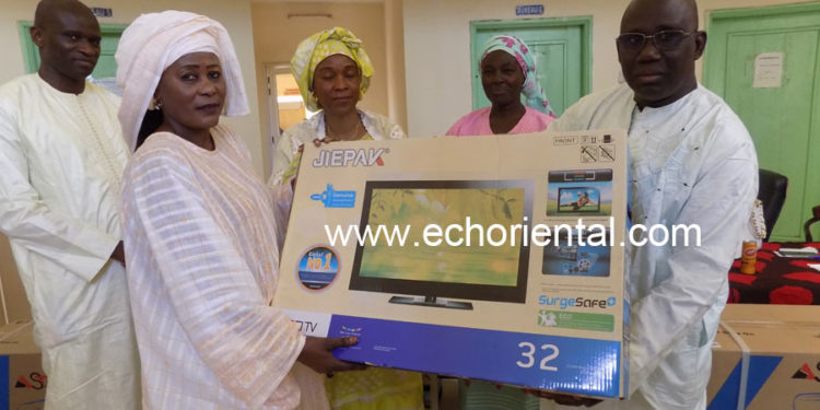 Tambacounda : L’honorable Député, Yaye Awa Diagne offre du matériel à la maternité de l’hôpital régional