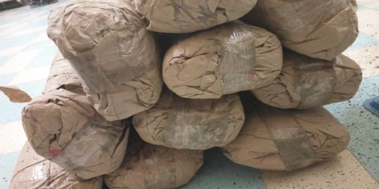 Tambacounda : 234 kg de chanvre indien, une kalachnikov et deux camions saisis par la police