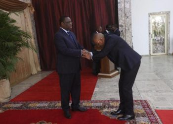 La révérence exagérée d&rsquo;Oumar Sow, Ministre Conseiller, envers Macky Sall secoue la toile