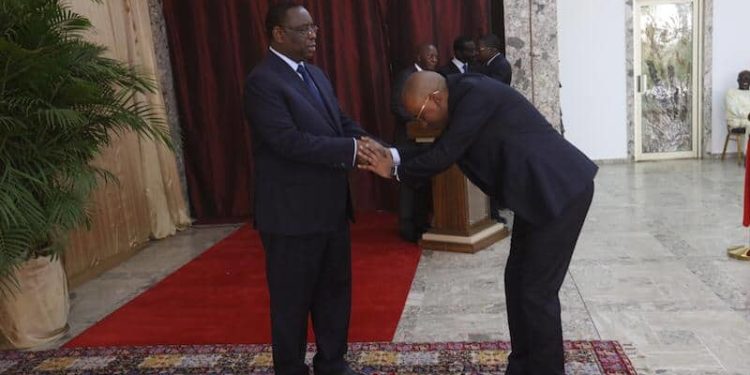 La révérence exagérée d&rsquo;Oumar Sow, Ministre Conseiller, envers Macky Sall secoue la toile