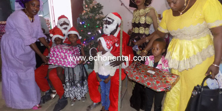 Arbre de Noël à Tambacounda: La section féminine de la Mutuelle générale des enseignants offre des cadeaux aux enfants.
