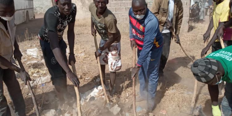 « Cleaning day » à Koumpentoum: Mobilisation exceptionnelle, le Maire Mamady Thiam pour un Kahéne propre.