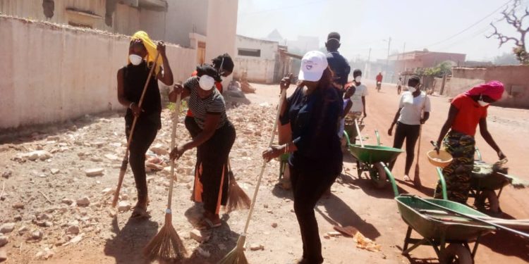 Tamba: Cleaning day à Saré Guiléle, la présidente de L&rsquo;UMSG, Fanta Ndiaye promet un quartier propre