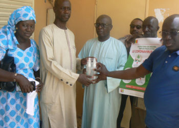 Tambacounda : Le Président du conseil départemental, Sina Cissokho, remet des produits d’hygiène et équipe les Daaras pour freiner le coronavirus.