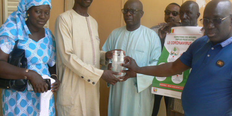 Tambacounda : Le Président du conseil départemental, Sina Cissokho, remet des produits d’hygiène et équipe les Daaras pour freiner le coronavirus.