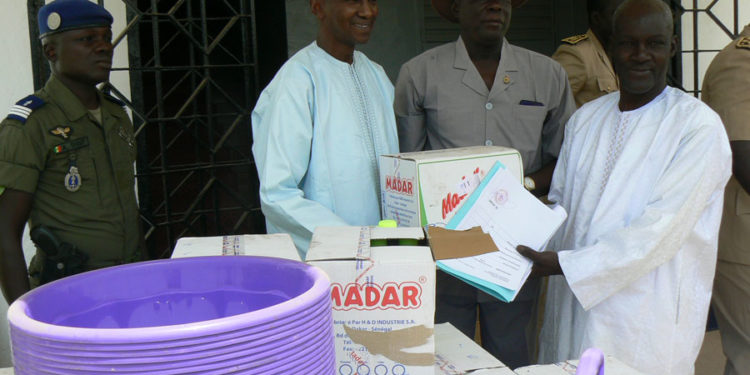 Tamba : lutte Covid -19,  Le Député Maire Mame Balla Lô  remet un important lot de produits de prévention au Gouverneur, d’une valeur de 2,5 millions.