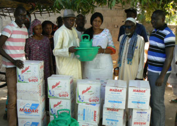 Lutte contre le Covid-19 à Sinthiou Maléme : Mbéry Samb multiplie ses actions sociales, elle a remis des produits et matériels d’hygiène aux familles démunies.