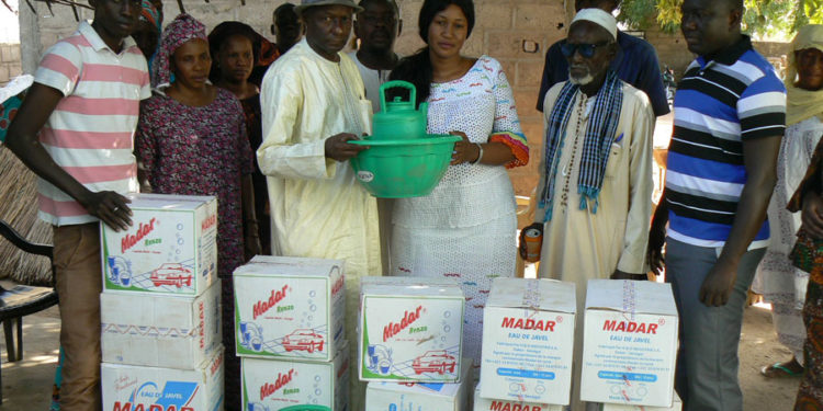 Lutte contre le Covid-19 à Sinthiou Maléme : Mbéry Samb multiplie ses actions sociales, elle a remis des produits et matériels d’hygiène aux familles démunies.