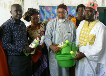 Tamba: Lutte contre le Coronavirus, Dr. Salif Samba Diallo distribue des kits de lavage des mains.