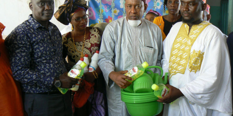 Tamba: Lutte contre le Coronavirus, Dr. Salif Samba Diallo distribue des kits de lavage des mains.