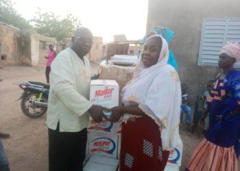 Tamba: Lutte contre le Covid-19, Le PCD Sina Cissokho distribue des kits d&rsquo;hygiène aux habitants du Pont.