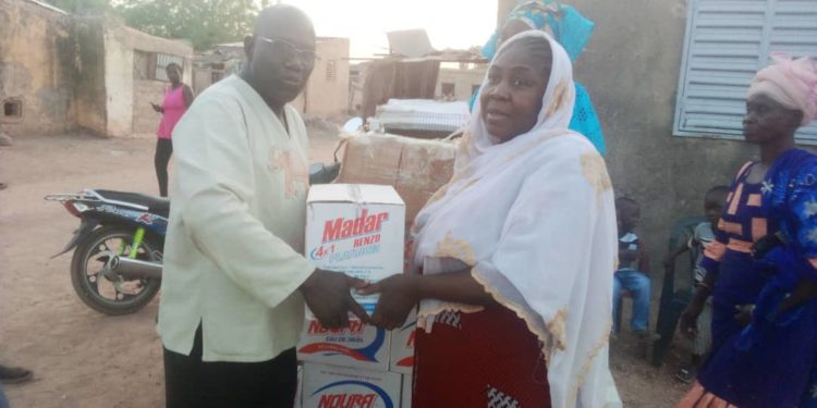 Tamba: Lutte contre le Covid-19, Le PCD Sina Cissokho distribue des kits d&rsquo;hygiène aux habitants du Pont.