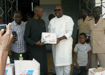 Tambacounda : Lutte contre le Covid-19, Lassana Kanté remet un important lot de kits d’hygiène au Gouverneur de région