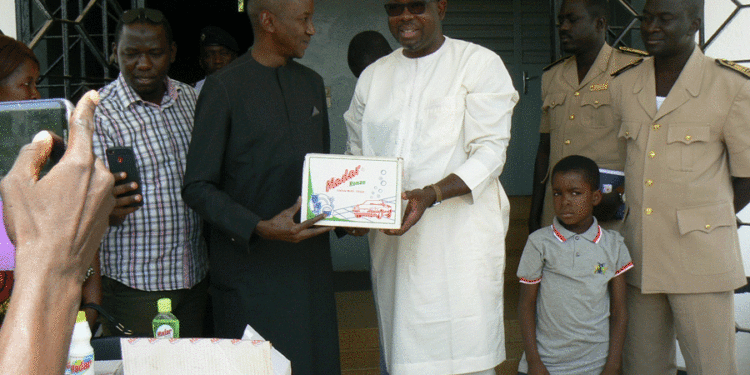 Tambacounda : Lutte contre le Covid-19, Lassana Kanté remet un important lot de kits d’hygiène au Gouverneur de région