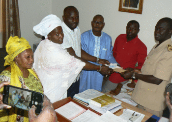 Lutte contre le Covid-19 à Tamba : Le DG Malal Camara remet 1 million de francs, 300 litres de carburant, des produits au Gouverneur et aux « Badjén Gox »