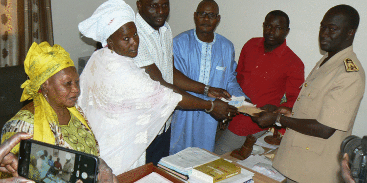 Lutte contre le Covid-19 à Tamba : Le DG Malal Camara remet 1 million de francs, 300 litres de carburant, des produits au Gouverneur et aux « Badjén Gox »